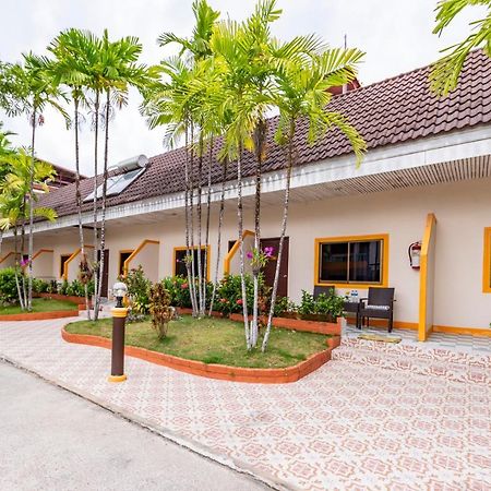 Coconut Resort Hotel Patong Exterior photo